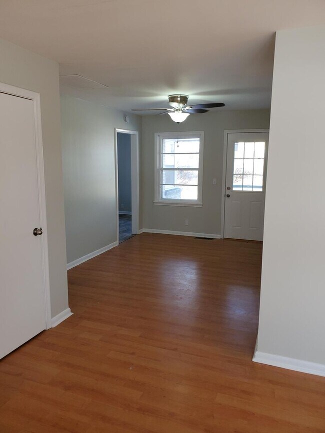 Building Photo - Like New 3 bedroom 1.5 bath  Ranch Near Kellogg and Rock