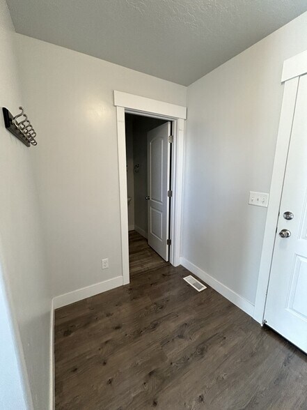 Building Photo - 221 N Stone Gate Dr
