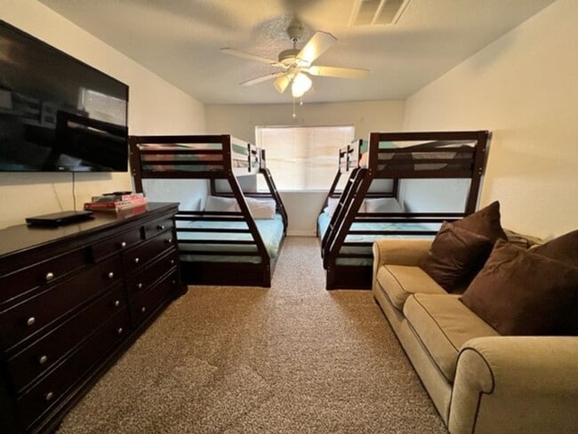 Building Photo - Furnished 3 BR Vacation Rental Includes utilities Near Target Center/Golf/Hwy 95