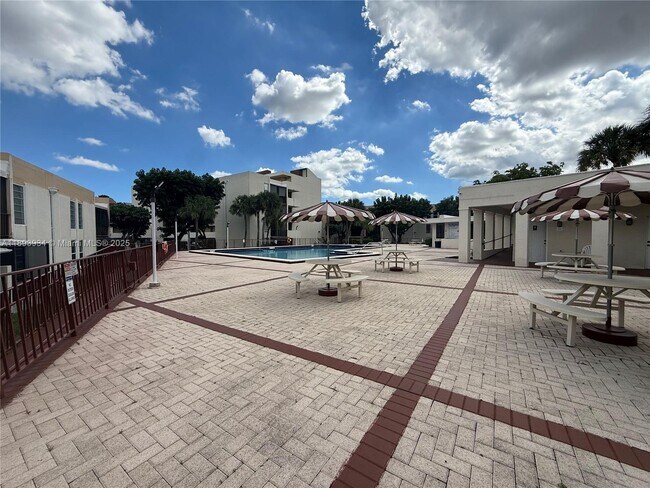 Primary Photo - 8860 Fontainebleau Blvd
