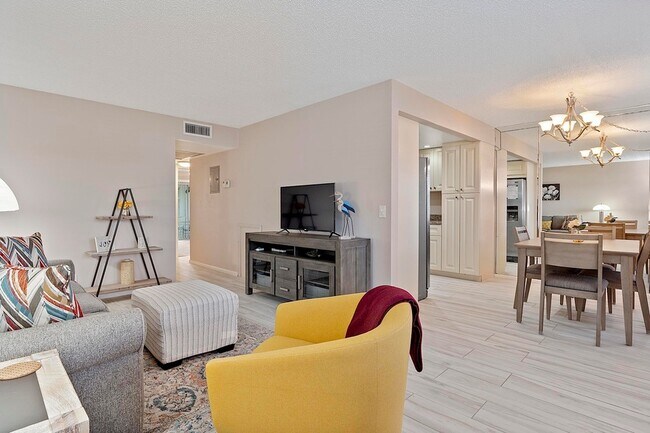 Building Photo - 1032 Lincoln B