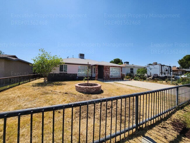Building Photo - 3 bedroom 1 bathroom near Oswell St/ Virginia Ave