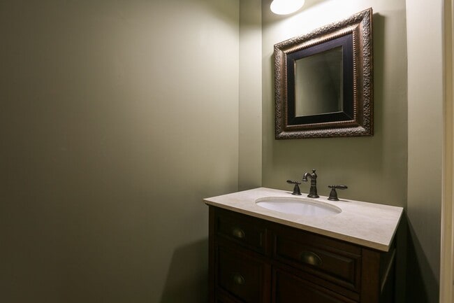 Building Photo - Gorgeous Three Bedroom Home!