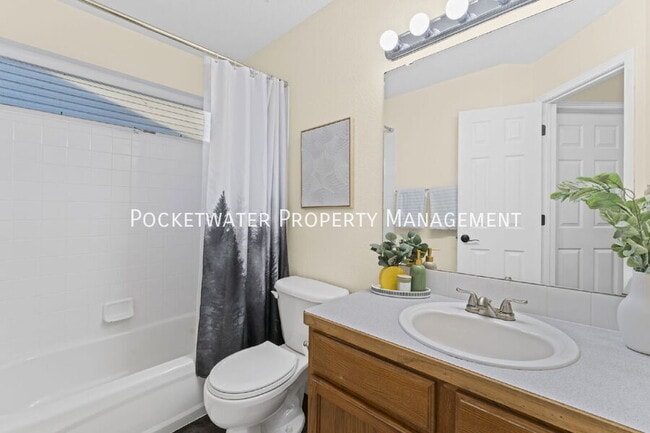 Building Photo - 628 Sumac St