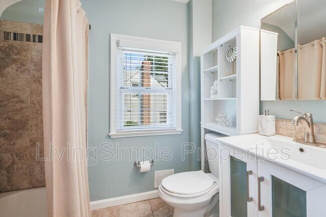 Building Photo - 703 Mapleton Rd