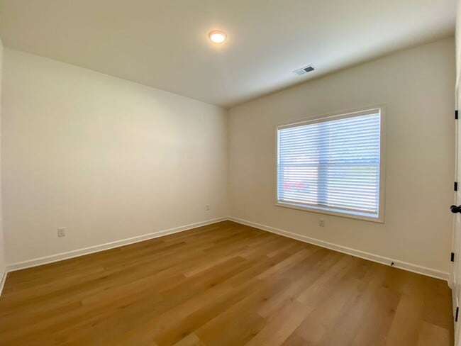 Building Photo - 4 bedroom, 2 bathroom near Brighton Middle...
