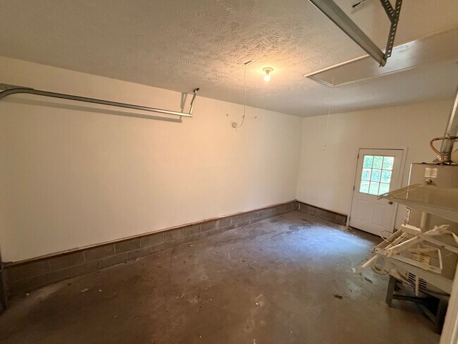 Building Photo - 406 Hazelwood Dr