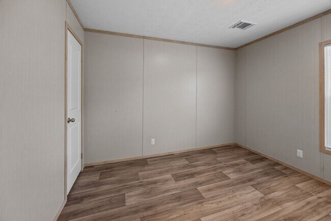 Building Photo - Peaceful 3 Bedroom Rental Home on 1 Acre – Lawn Care Included