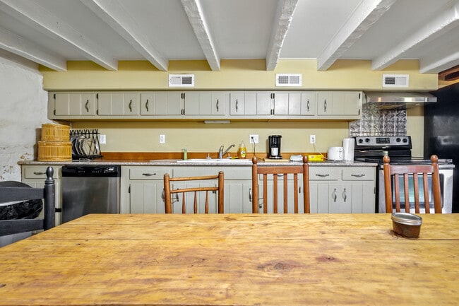 Building Photo - 11826 Colonial Trail W