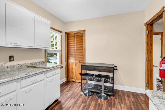 Building Photo - 705 7th Ave