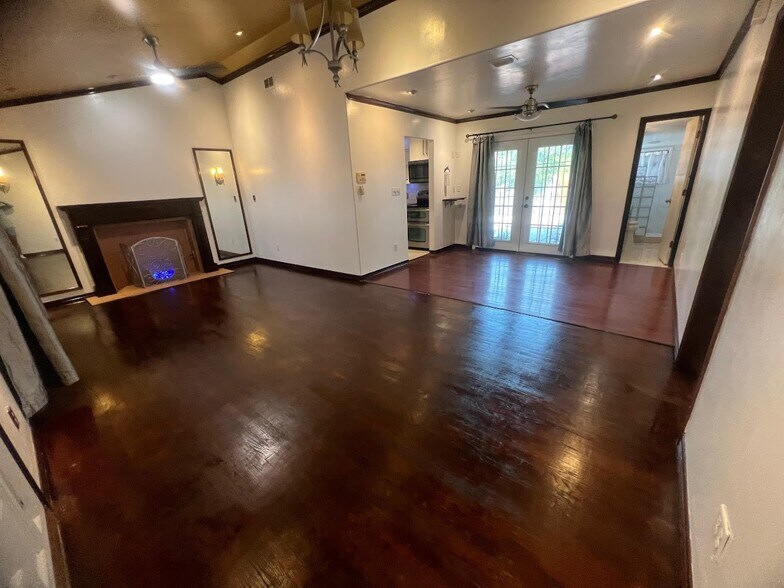 Building Photo - 1808 N Broadway St