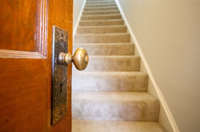 Building Photo - Gorgeous & Luxurious Remodeled Top-Floor T...
