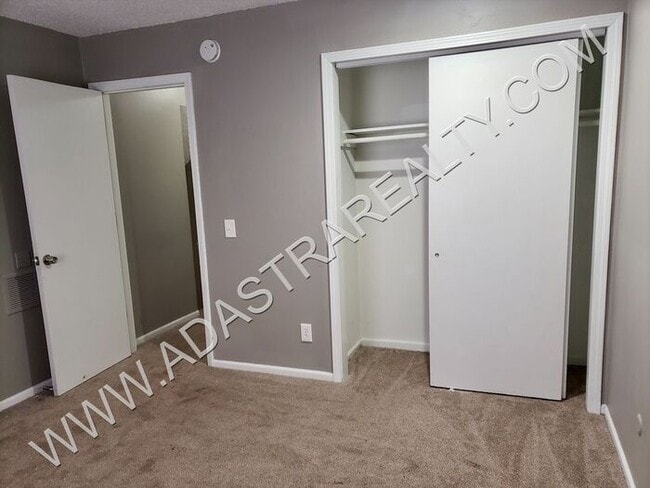 Building Photo - Very Nice 3 Bedroom/1 Bath Duplex in Olath...