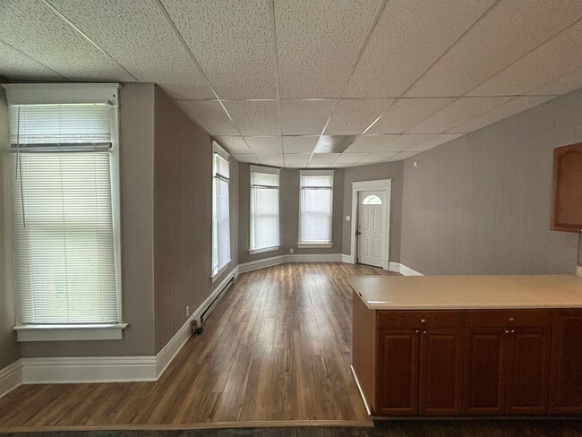 Building Photo - 306 N Main St