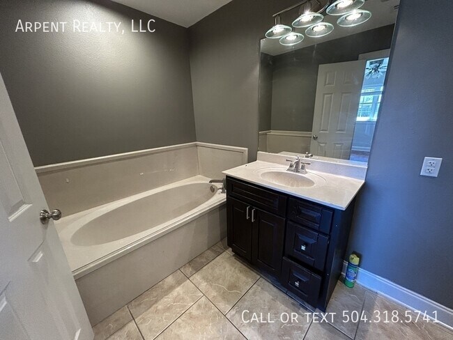 Building Photo - 3108 Tournefort St