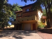 Building Photo - Unique 2 bedroom, 2.5 bathroom Town-home i...
