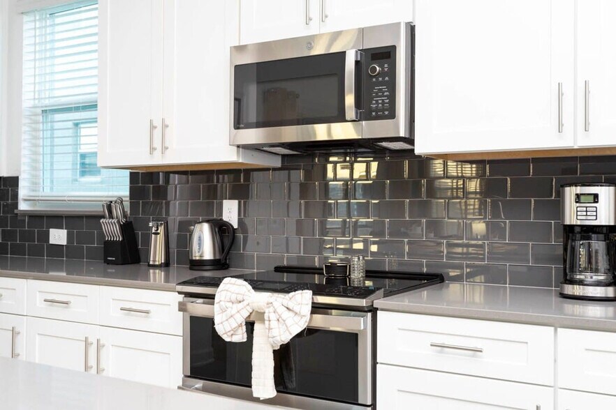 Building Photo - 4319 Scene Ln