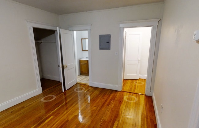 Building Photo - Avl NOW No Fee! Sunny, renovated Studio w/updated kitchen!