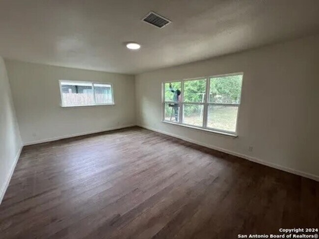 Building Photo - Charming 3-Bedroom Home in Wilshire Neighb...