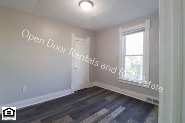 Building Photo - 729 Columbia Ave