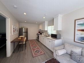 Building Photo - 1 bed, 1 bath ADU with private yard and laundry
