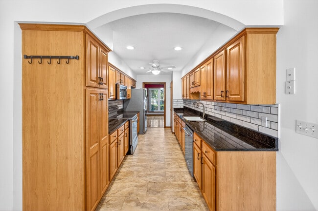 Building Photo - 1140 Troon Dr E