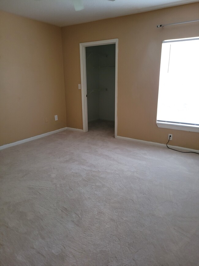 Master bedroom - 802 Crest Pines Dr