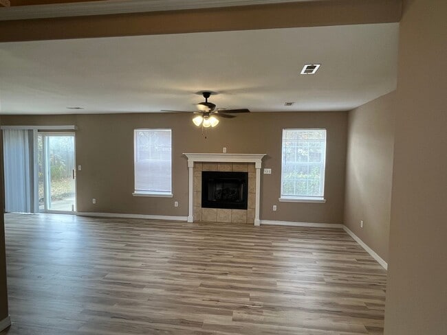Building Photo - COMING SOON 3 Bedrooms 3 Bathrooms AND A 3...