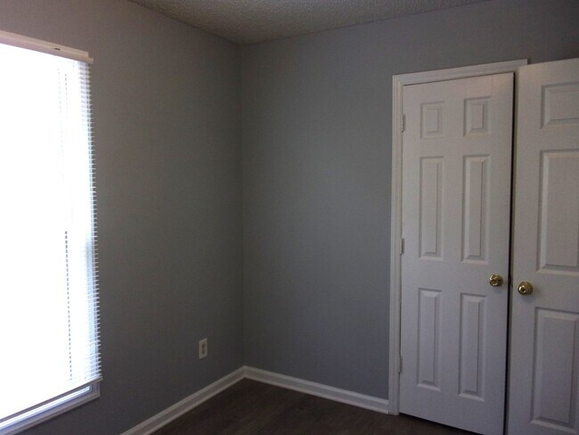 Building Photo - Large home in desirable location!