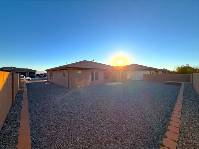 Building Photo - 3 bed, 2 bath home with 2 car garage