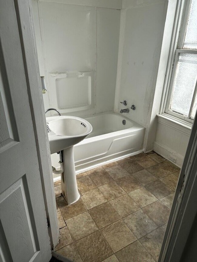 Building Photo - 3 bedroom 1 bathroom York, PA