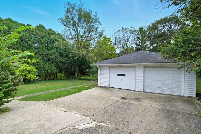 Building Photo - 8983 Highland Dr