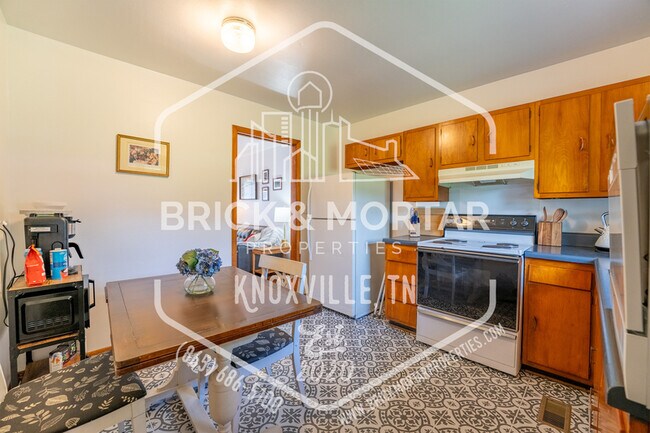 Building Photo - 2407 Holbrook Dr