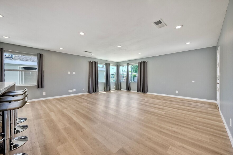 Building Photo - 6258 Pembroke Dr