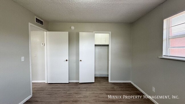 Building Photo - 2217 W 19th