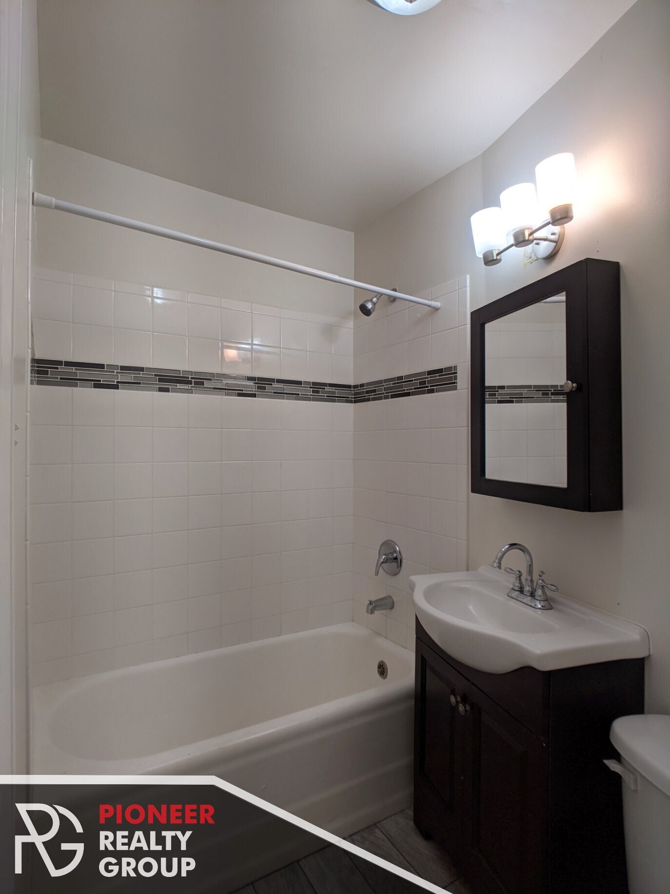 Building Photo - 3837 N Greenview Ave