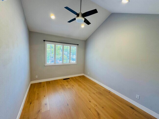 Building Photo - 122 Lynx Ct