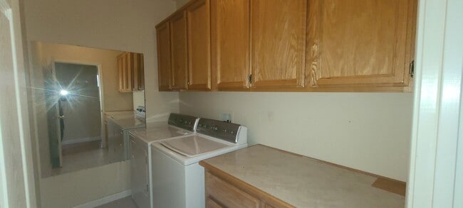 Building Photo - Beautiful 3 Bedroom 2 Bathroom Home in Des...