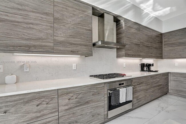 Building Photo - 17113 Aquavera Way