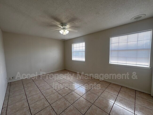 Building Photo - 2133 Kerria Ave