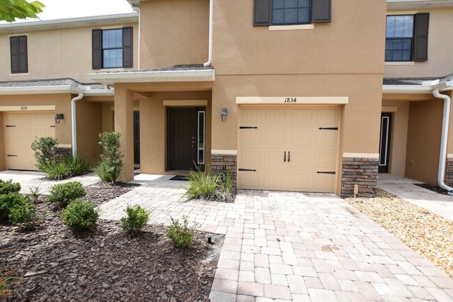 Building Photo - Beautiful 3 Bed 2.5 Bath Gated Tonwhouse f...