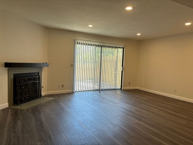 Building Photo - Completely remodeled and updated condo close to Fresno State and shopping. *Ask about the Move-in...