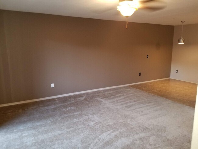 Building Photo - Beautifully Upgraded West-Flagstaff 1bd/1ba Condo in The Arbors Near NAU/CCC- Students OK!!! NO P...