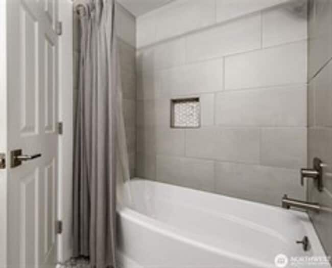 Building Photo - 2Bd/2.5Ba Kent Condo