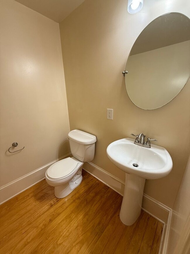 Building Photo - Beautiful 3 Bedroom Apartment