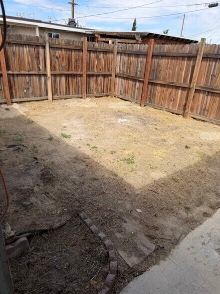 Building Photo - 835 E Avenue Q