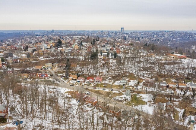 Building Photo - AVAILABLE MAY 1ST! UPDATED THROUGHOUT! 3-bedroom in Beechview!