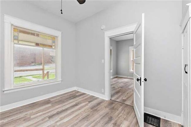 Building Photo - Charming 3 Bed, 3 Bath Bungalow in Independence!