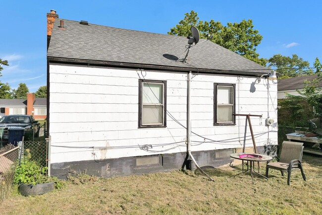 Building Photo - 18865 Fenelon St