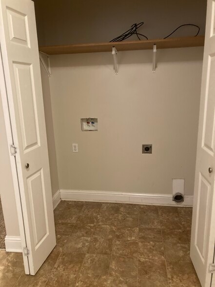 Laundry hookup - 138 Briarwood Ct